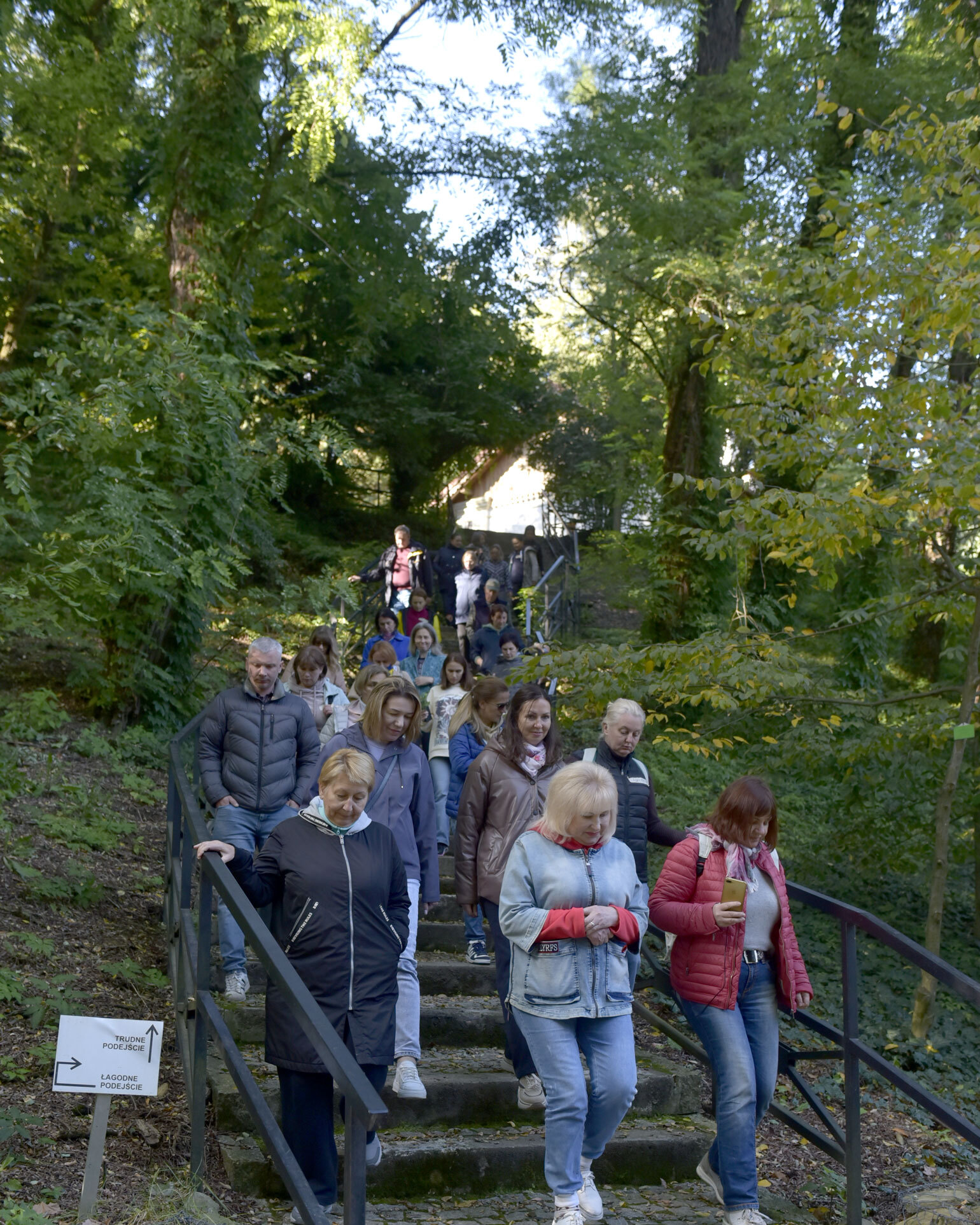 Uczestnicy warsztatów podczas spaceru po Arboretum