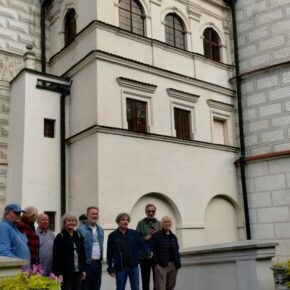 Galeria przedstawia zdjęcia ze szkolenia w Krasiczynie i Sanoku uczestników projektu  wystawienniczego "Ogród – wyjątkowe miejsce" z Rumunii oraz uczestników rezydenci artystycznej "Nature de la Nature" z Francji