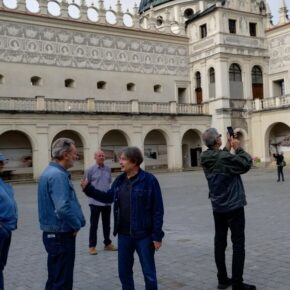 Zdjęcie przedstawiające uczestników wyjazdu na dziedzińcu zamku w Krasiczynie