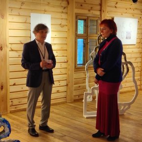 Zdjęcie z wernisażu na którym znajduje się autorka oraz dyrektor Arboretum