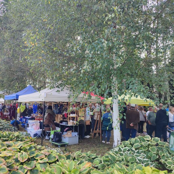 Zdjęcie przedstawiające gości XV Międzynarodowego Festiwalu Derenia